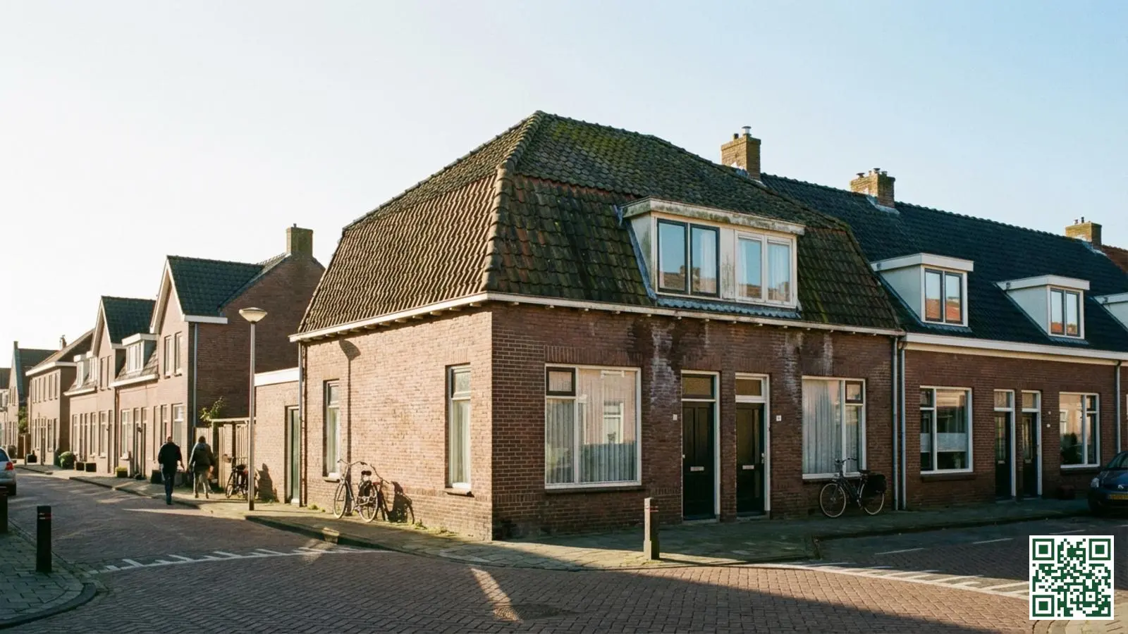 Nederlandse rijtjeswoning met zichtbaar pannendak en bakstenen gevel waar warmte kan ontsnappen