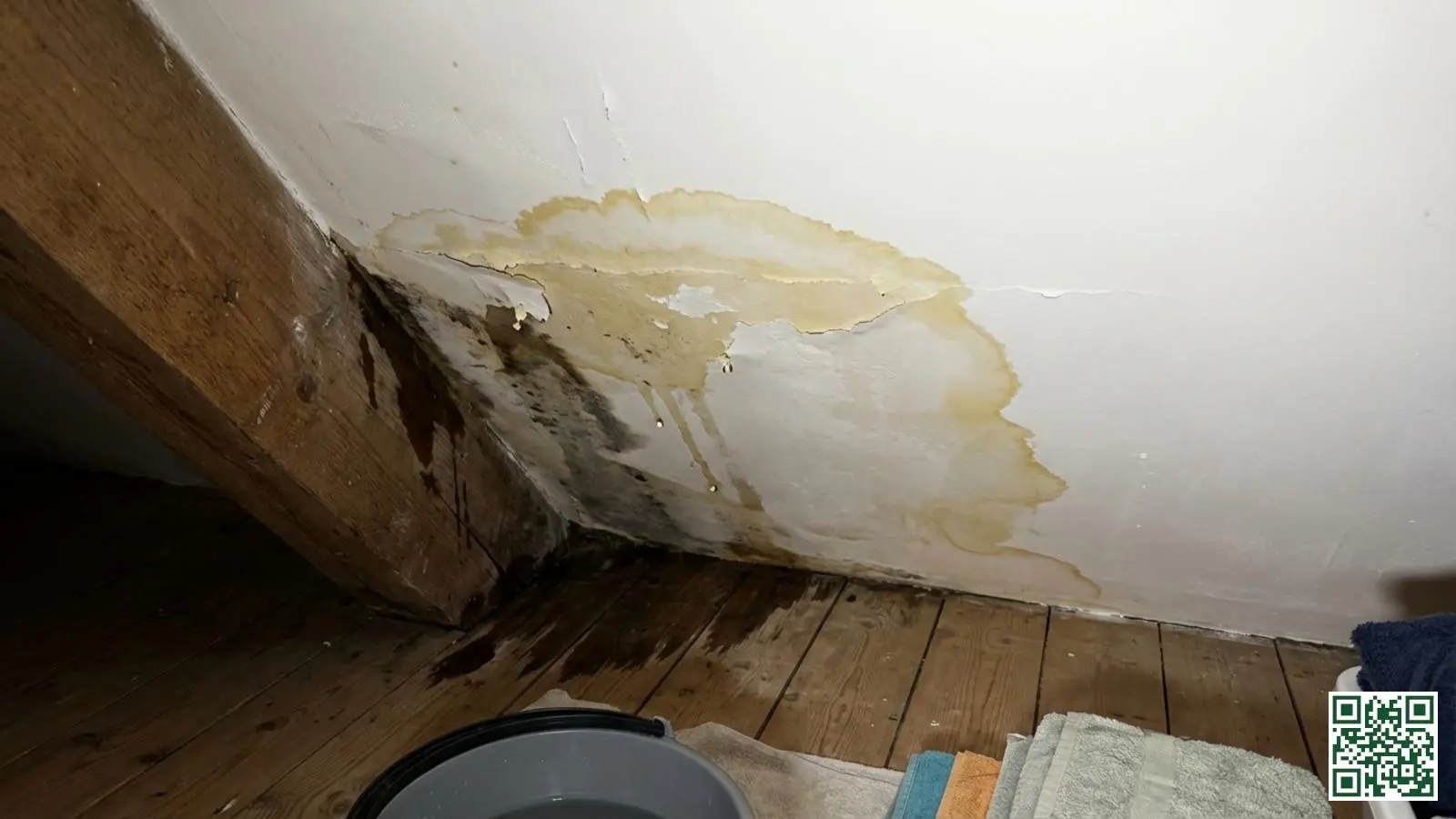 Vochtplek en waterschade op plafond als waarschuwingssignaal voor daklekkage die gerepareerd moet worden