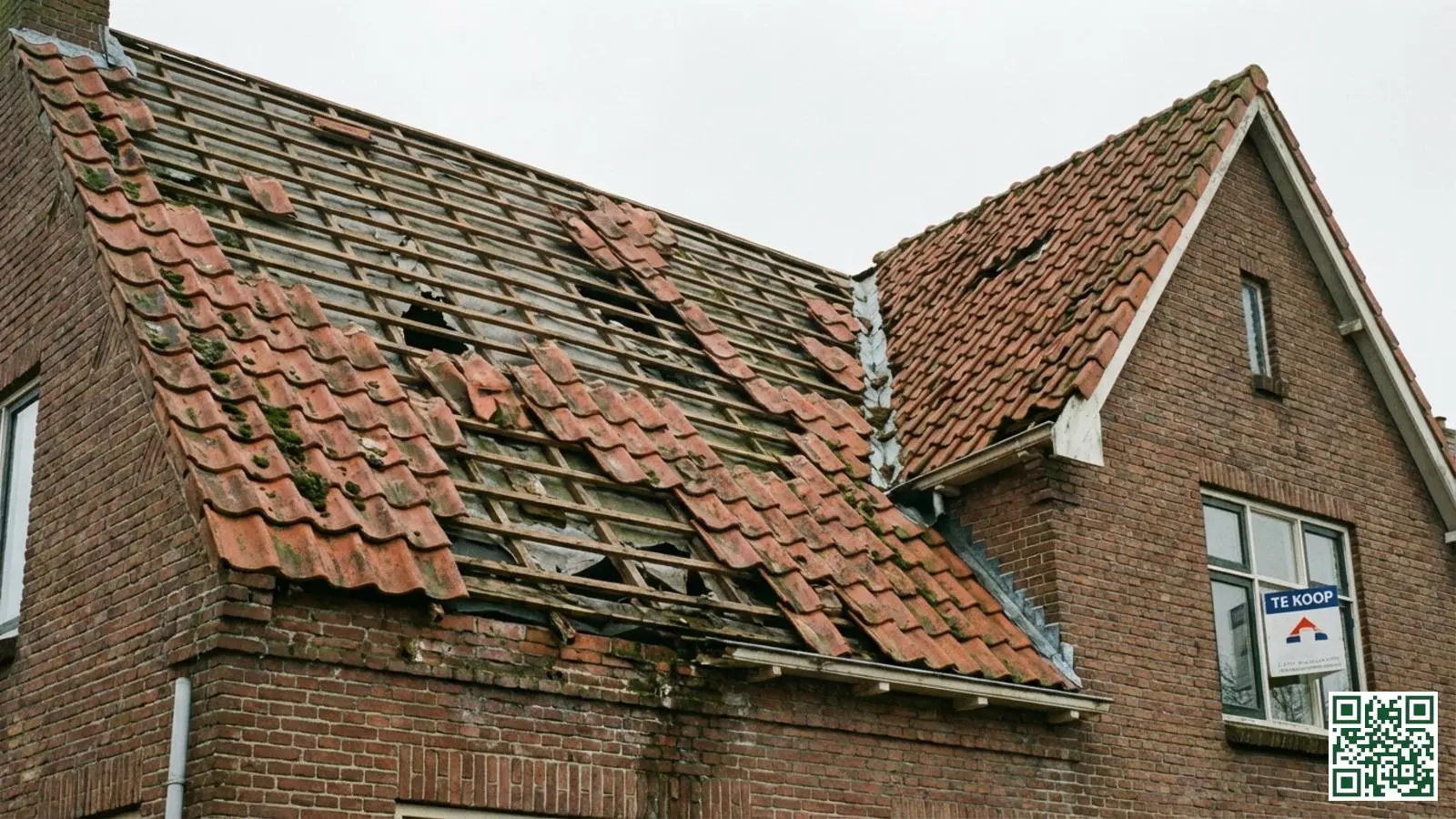 Beschadigd Nederlands dak met ontbrekende dakpannen dat eerst gerepareerd moet worden voor isolatie