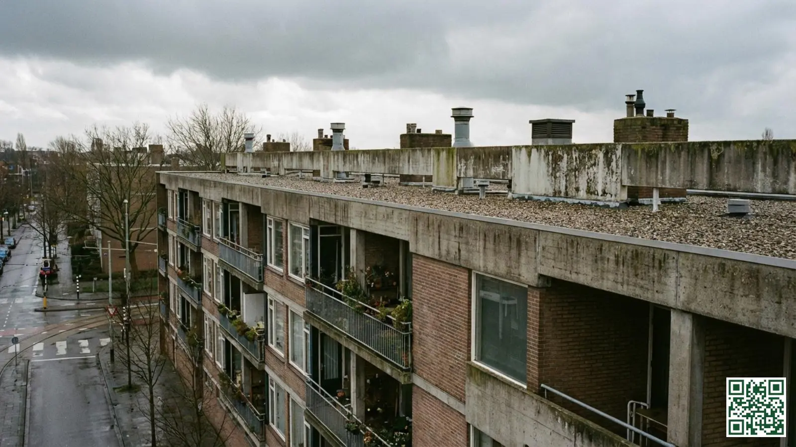 Betonnen plat dak op een Nederlands appartementencomplex uit de jaren zestig en zeventig