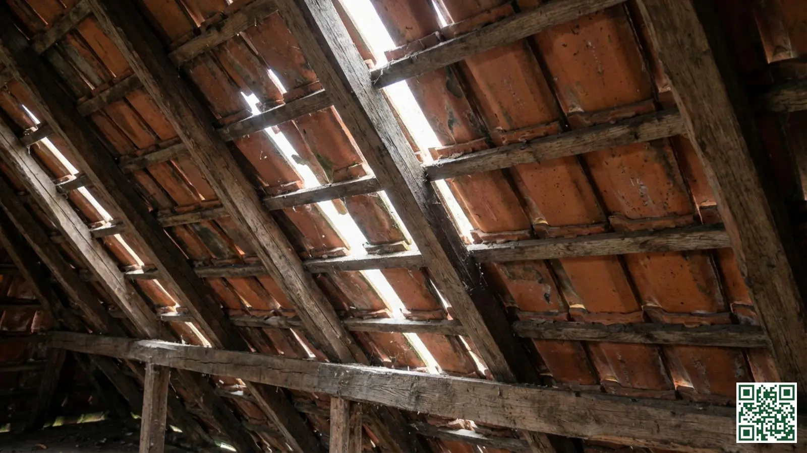 Dakconstructie van een oudere woning met dakpannen direct op houten panlatten zonder beschermende folie