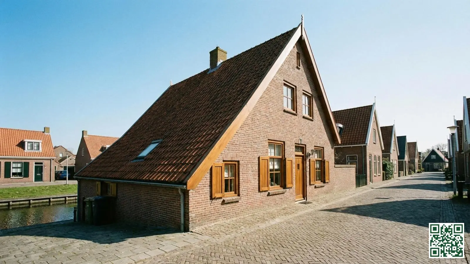 Nederlandse woning met een karakteristiek schuin dak bedekt met terracotta dakpannen in een woonwijk