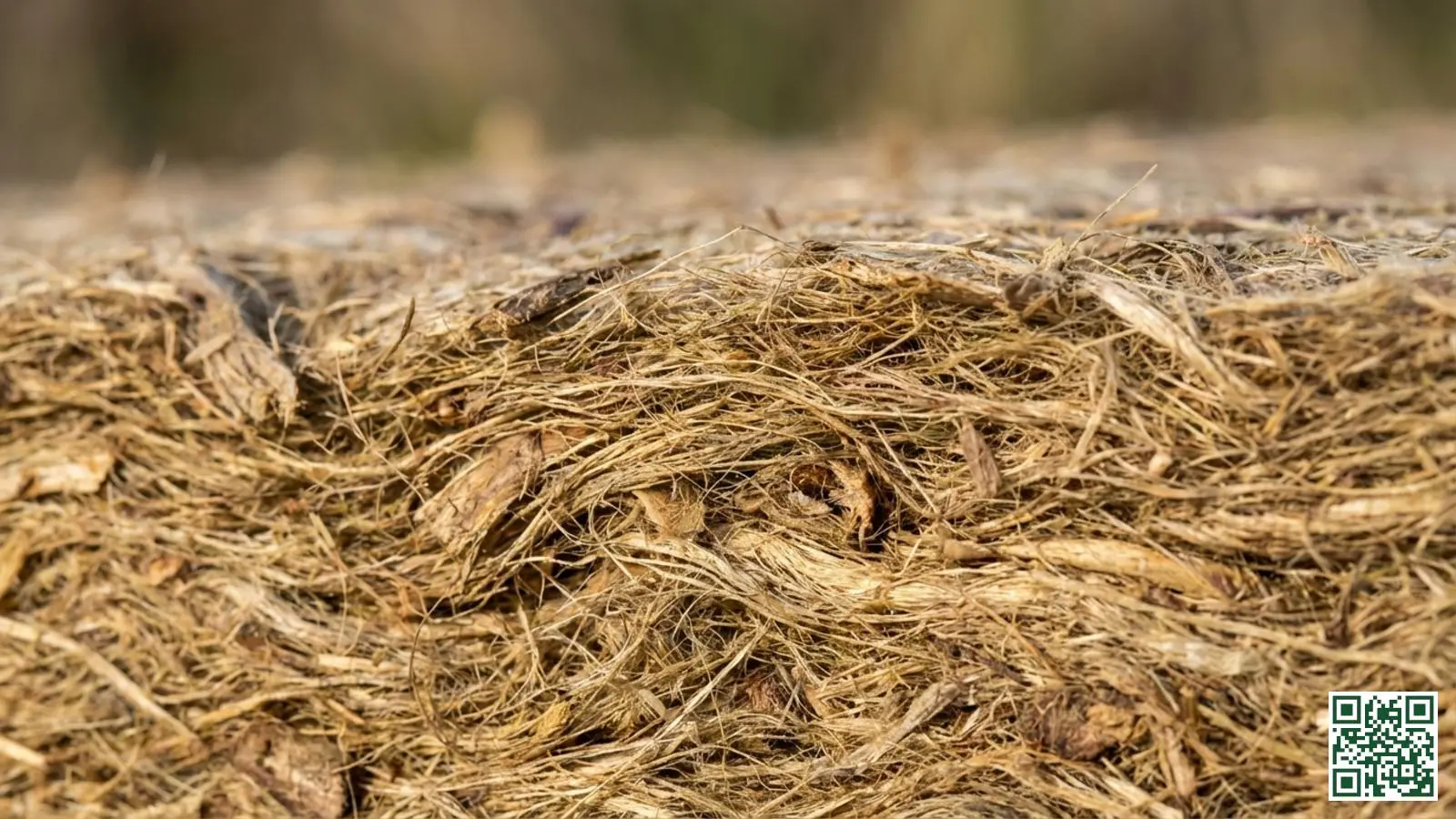 Close-up van hennepvezel isolatiemateriaal dat de natuurlijke vezelstructuur en organische textuur toont