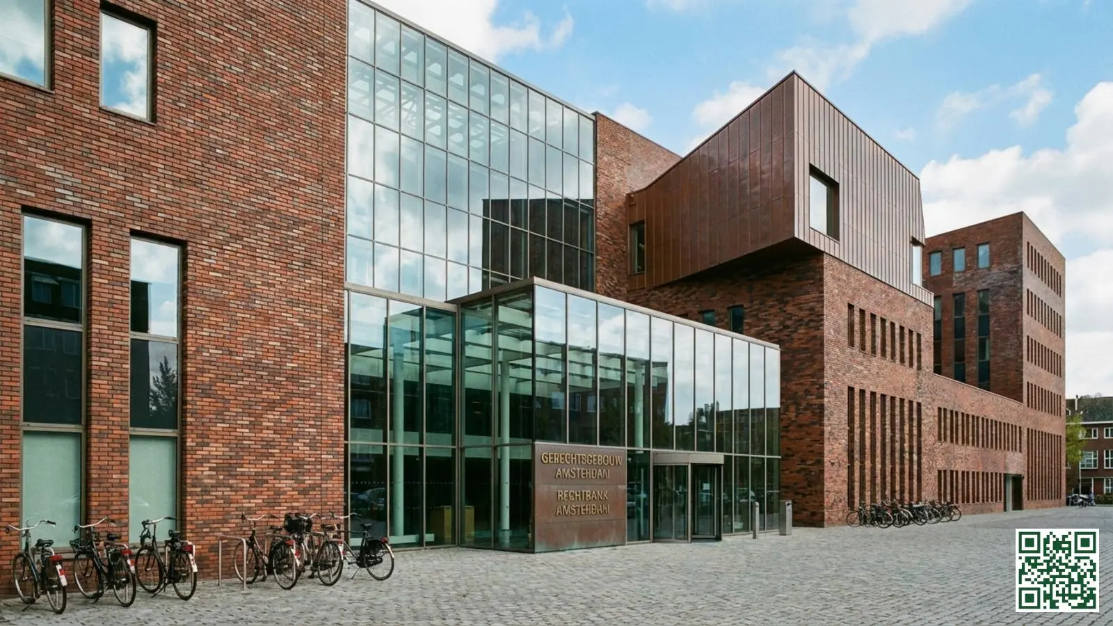 Buitenaanzicht van een Nederlands rechtbankgebouw voor juridische stappen bij dakisolatieklachten