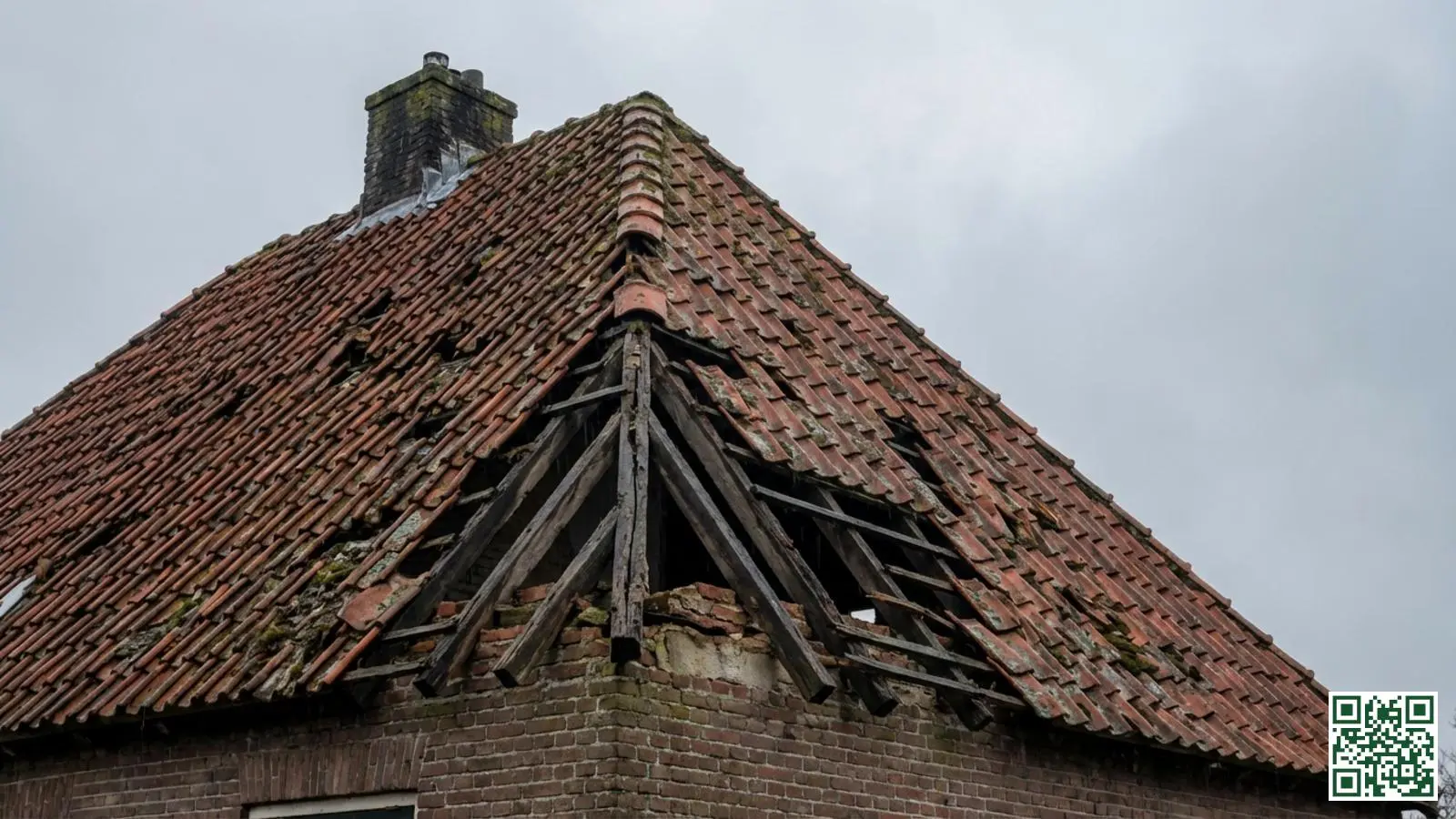 Oud dak in slechte staat met gebroken dakpannen en zichtbare schade aan de constructie