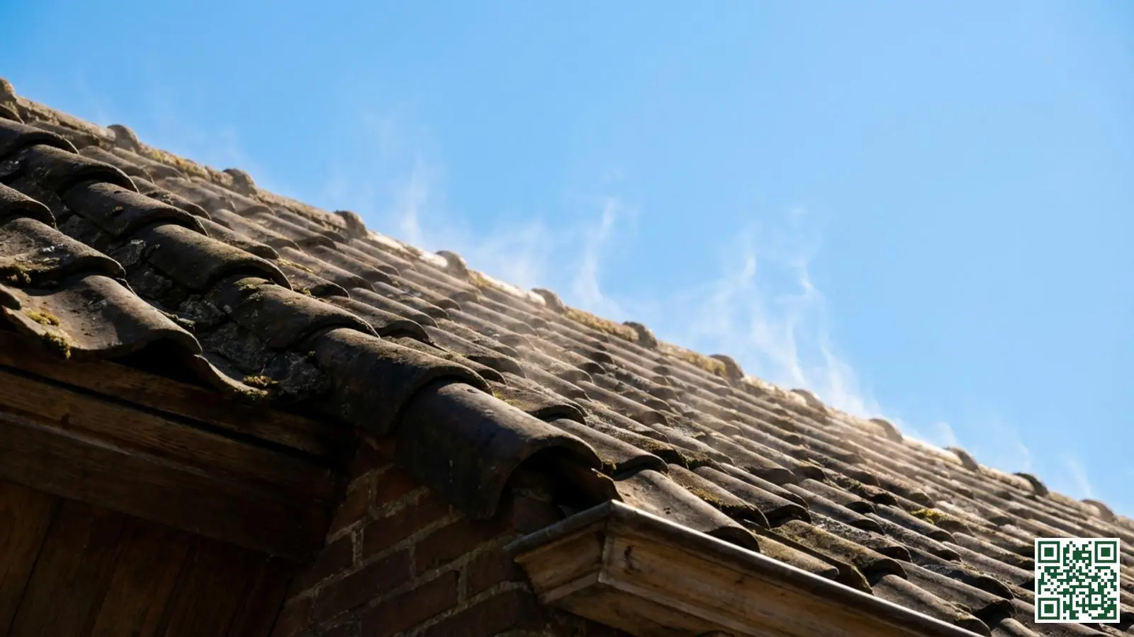 Fel zonlicht schijnt op donkere dakpannen waarbij warmte zichtbaar opstijgt van het dakoppervlak