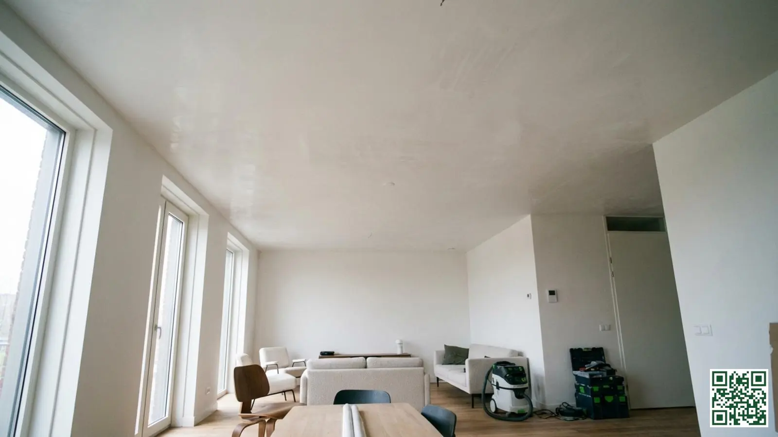 Strak afgewerkt gipsplaten plafond na professionele binnenisolatie van plat dak