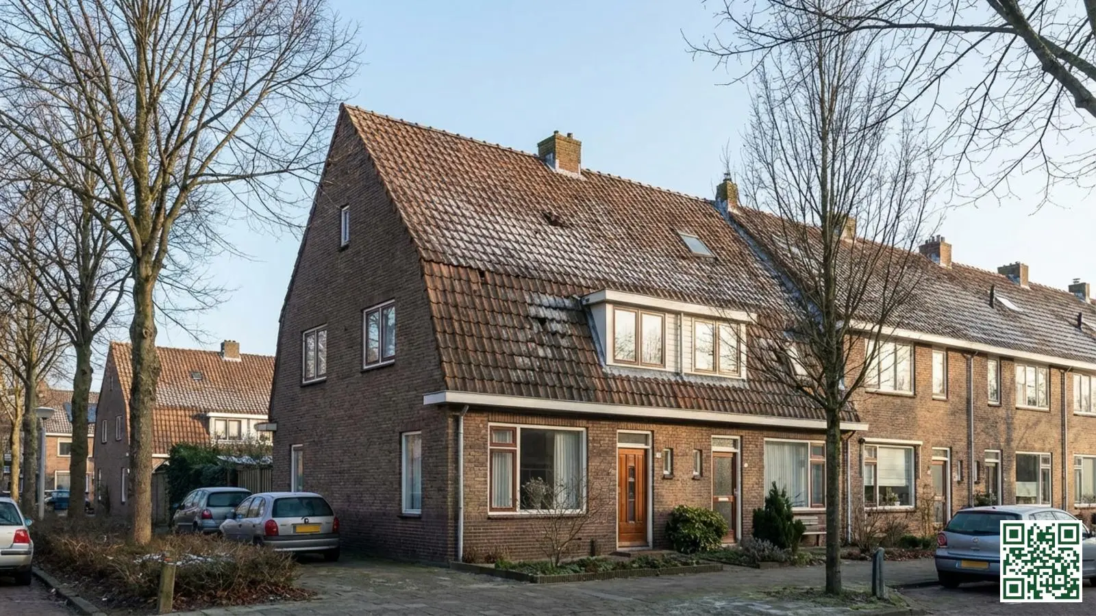 Nederlandse rijtjeswoning met zicht op het dak dat in aanmerking komt voor dakisolatie