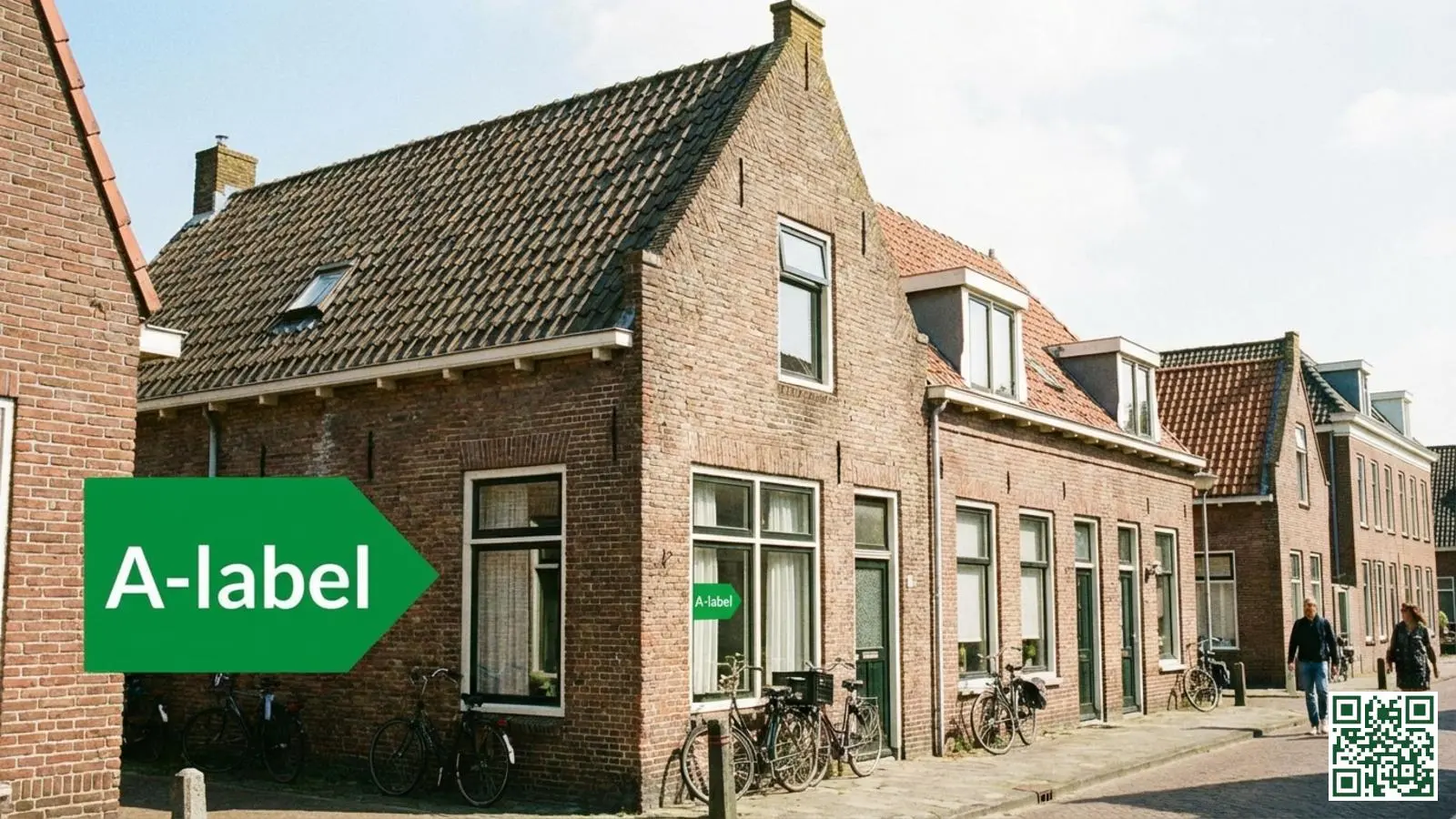 Nederlandse rijwoning met zichtbaar groen energielabel A op het raam in woonwijk