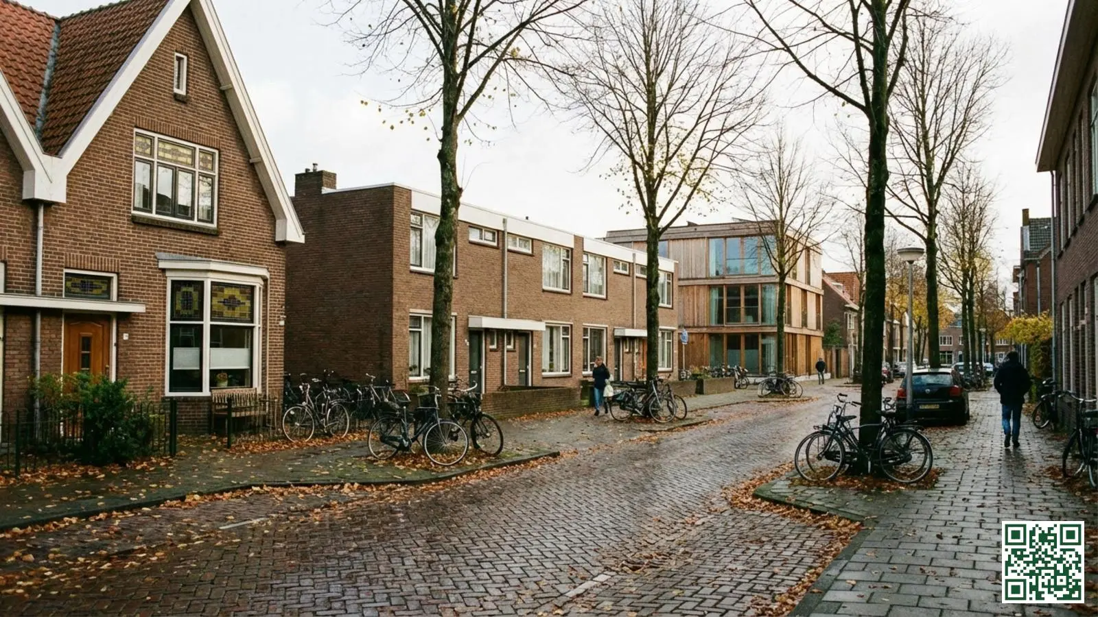 Nederlandse straat met woningen uit verschillende bouwperiodes van vooroorlogse karakteristieke huizen tot moderne nieuwbouw