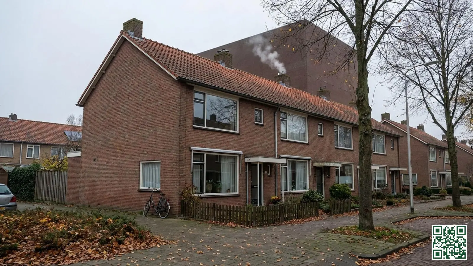 Typische Nederlandse wederopbouwwoning uit de jaren vijftig met hellend pannendak en sobere bakstenen gevel