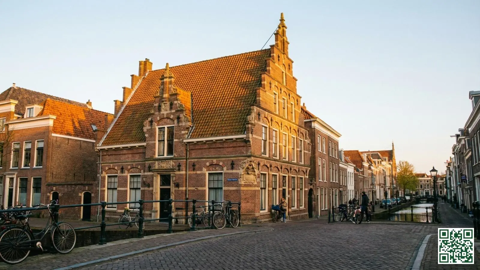 Monumentale Nederlandse woning met karakteristiek pannendak en sierlijke gevelornamenten in warm daglicht